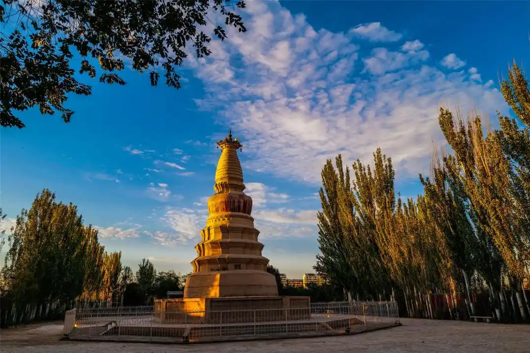 甘肃敦煌白马塔景区天高云淡风景如画