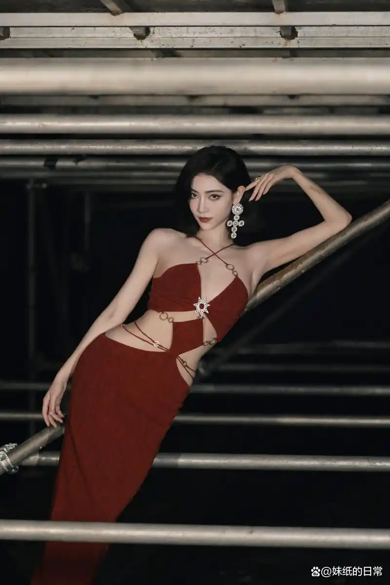 高冷女神许佳琪的红唇诱惑,妩媚与时尚感并存!