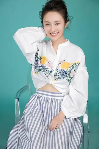 鲁佳妮加盟《最美的青春》甜美写真曝光