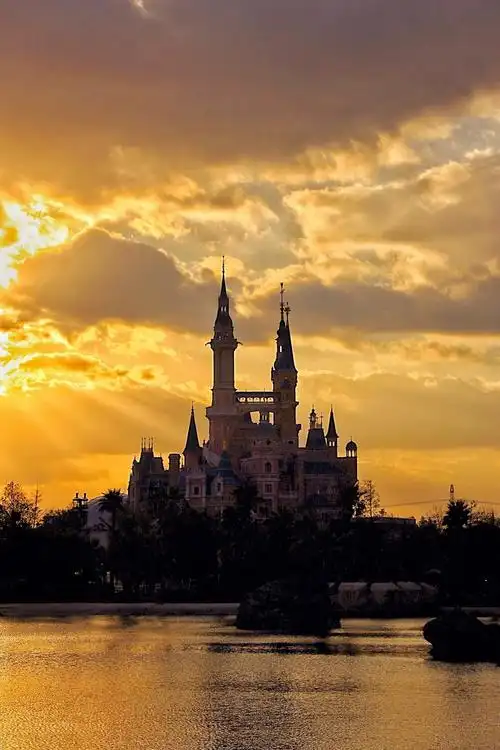 夕阳下的上海迪士尼城堡 - 妖娆