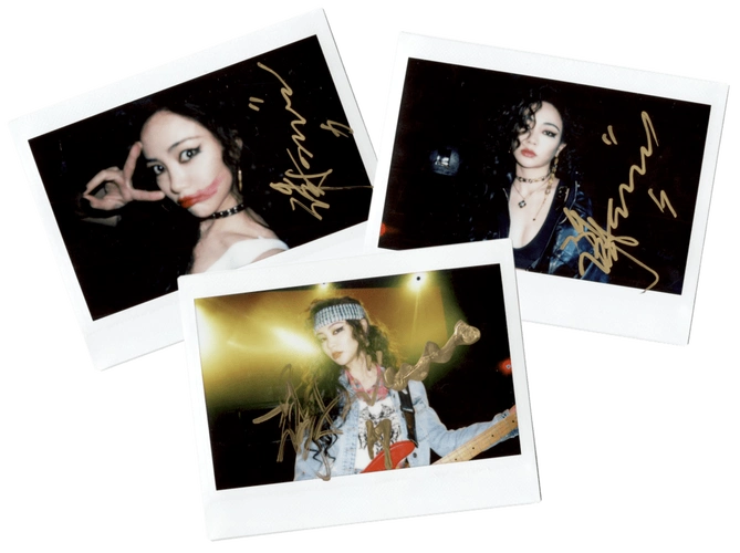 我们将随机抽取3位粉丝送出谢可寅独家签名拍立得