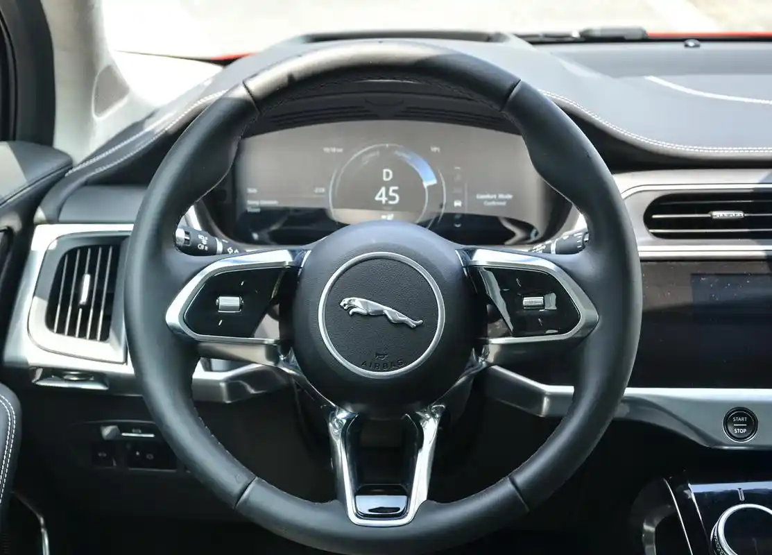 方向盘的设计特点很别致,给人的感觉实用而好看,总体来说很不错