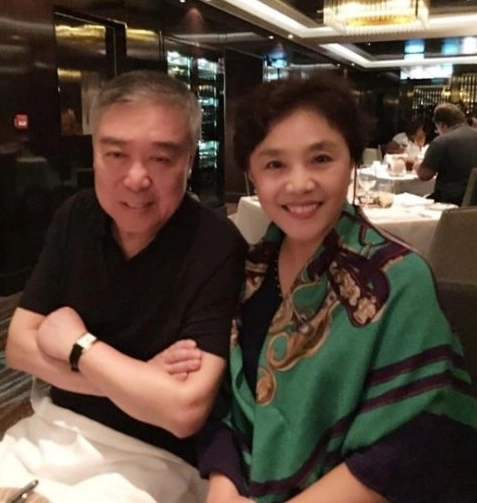 师胜杰和师父侯宝林 他出生于相声世家,7岁登台,8岁拜师,1984年成为