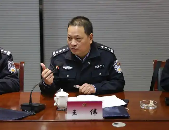 会后,市局党委委员,副局长王少飞在经侦支队长王伟的陪同下深入合阳县