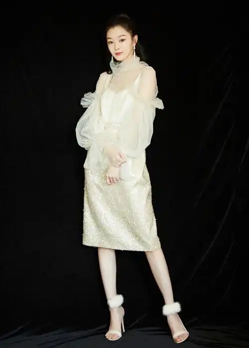 宋轶纱裙曼妙显身材柔美姿态灵动优雅