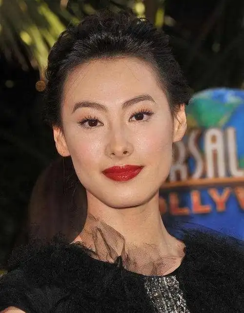 梁洛施为何有时看着挺好看,气质也不错,有时又觉得她好刚硬的?