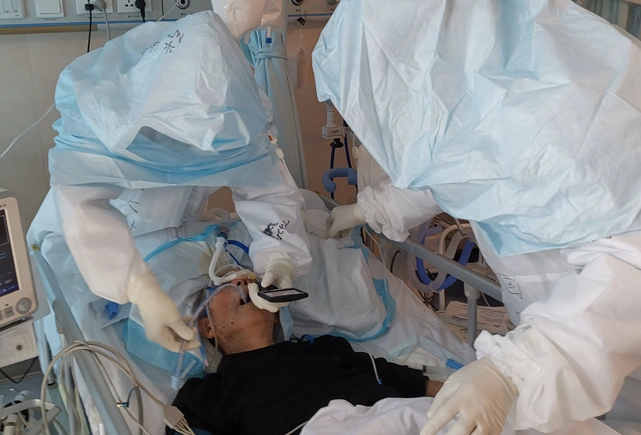 第一天,我在污染病区呆了6个小时,为6个危重病人成功插管.