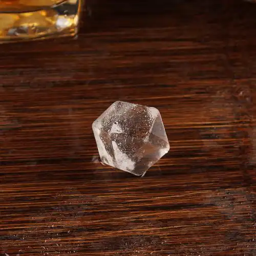 源头厂家西瓜红多面体恒温半宝石冰粒凉爽酒具用品冰镇石产品批发