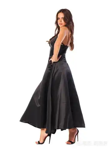 全身, 年轻美丽的黑发妇女在长黑色礼服, 查出在白色背景