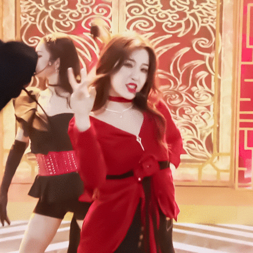 《青你2》:"虞书欣红衣"pk"刘雨昕长发",谁更吸睛一眼便知