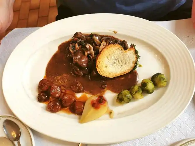 瑞士应季餐,猪蹄,野猪,沙拉,哪个是你的菜?