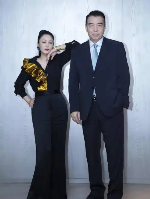 陈凯歌陈红罕见同框庆生,51岁陈红美貌依旧,二十岁姑娘自叹不如_黑色