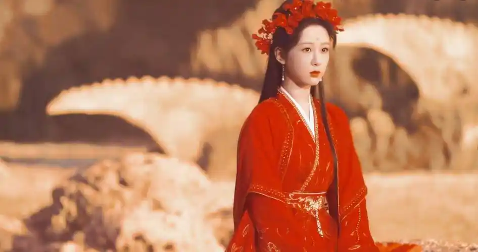 杨紫晒古装美照,一抹红唇百媚生,抑郁的表情,霸气时尚