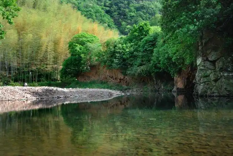 水墨汀溪风景区位于泾县汀溪乡东南部,包含大南坑景区,马家岭景峭和