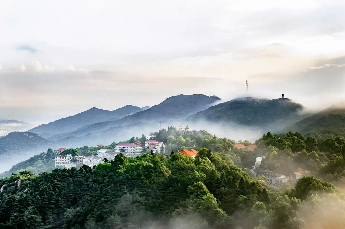苏仙岭是湖南省人民政府首批公布的省级风景名胜区之一.