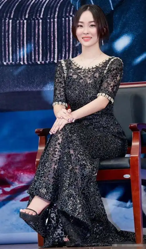 霍思燕身材其实很有料穿银色抹胸连衣裙撩人于无形