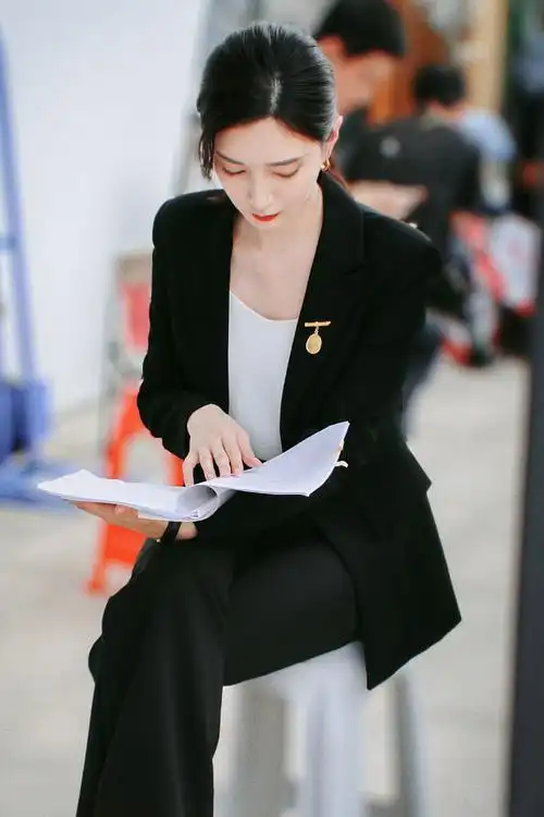江疏影《女士的法则》花絮照曝光 穿黑色西服尽显律师风范