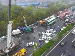 当日,江苏境内沪宁高速常州段发生多车连环相撞事故.(新华社发)