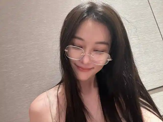 张馨予晒居家美照,穿吊带秀锁骨肩颈线,与何捷婚房内景首曝光