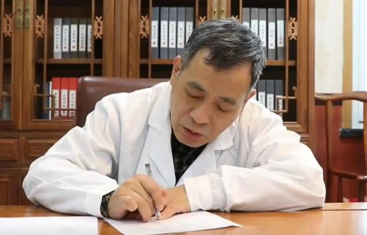 50岁患者腹泻,粘液脓血便反复发作5年 刘某,男,50岁,患者5年前因进食