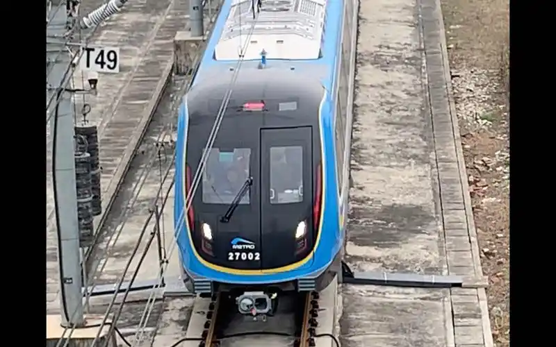 成都地铁27号线试车