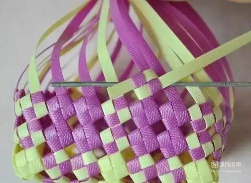 不用工具怎样用塑料编织带子编小筐