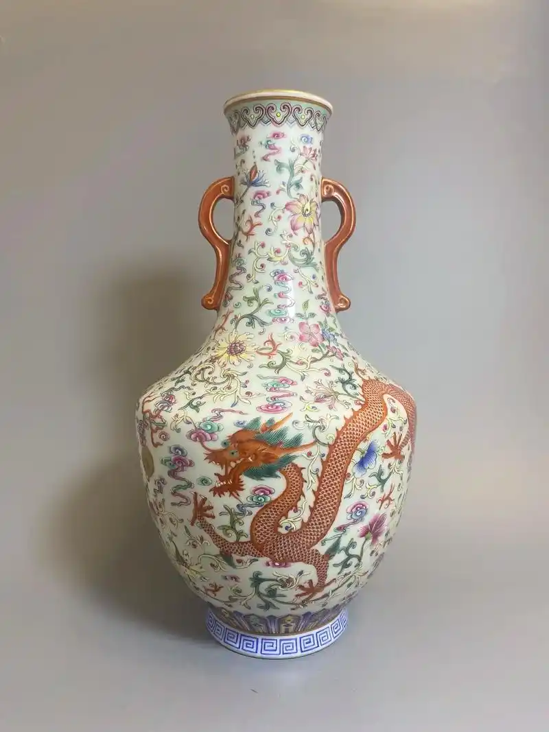清代乾隆龙凤呈祥双耳瓶.此器型外形俊秀,线条柔美,比例协调, - 抖音