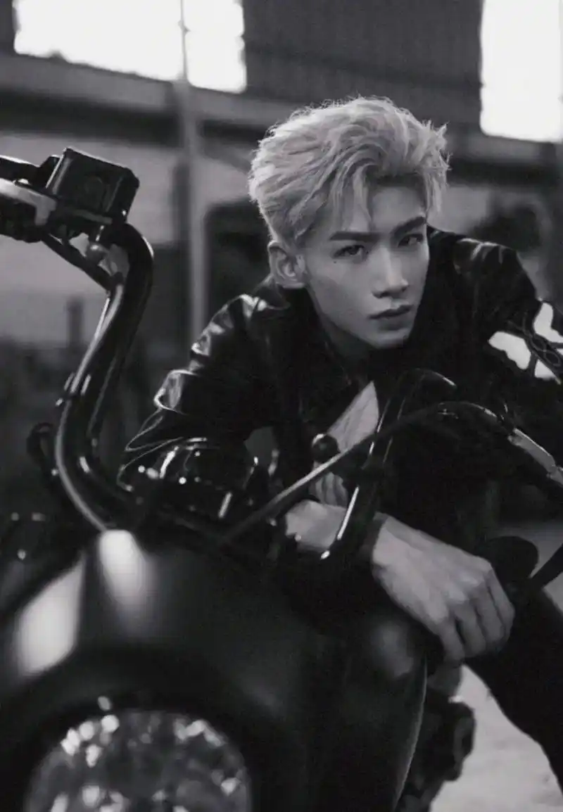 白敬亭纹身了?他哪来的纹身?     那应该是纹身贴吧!