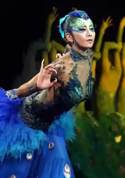 杨丽萍上台没穿衣服?服装都是彩绘的,镜头放大时有点"抢眼"