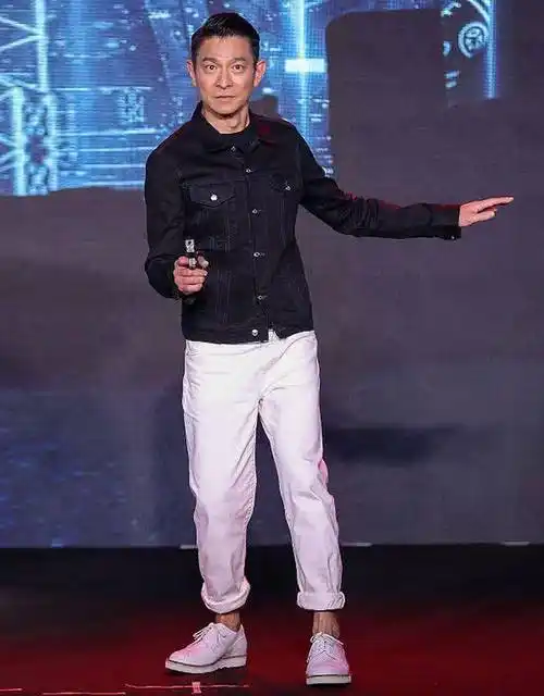 建议中年男人:不要把裤脚塞袜子里!学刘德华裤子短一截,更显高