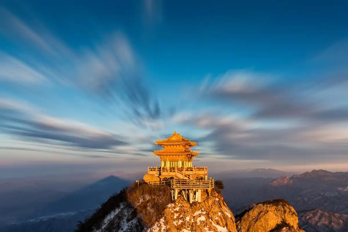 又称"太平顶","天柱峰"或"玉皇庙",海拔1545米,是五岳之首泰山的主峰