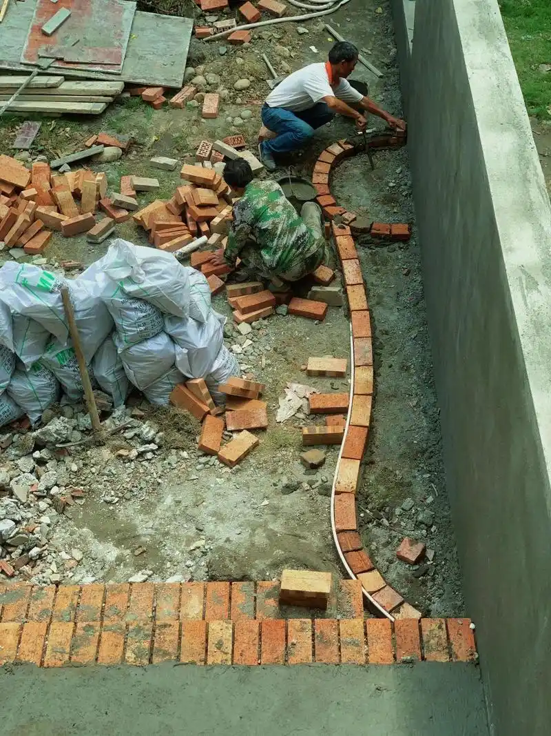 想拥有博主同款花池,给了师傅参考图,3天时间看着师傅一点一点砌成型