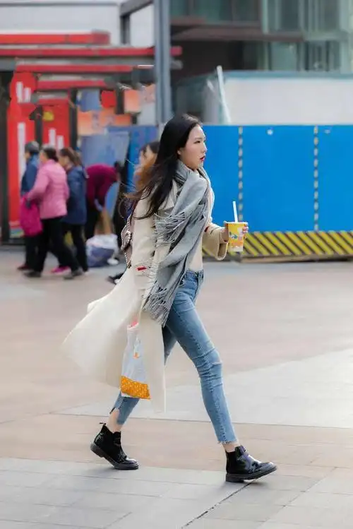 成都街头美女如云,最后两位小姐姐像跌落凡间的仙女