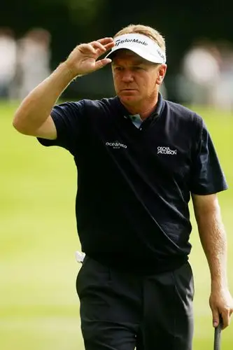 安格-卡布雷拉打出66杆,两轮成绩为136杆,与贾斯汀-罗斯以一杆优势