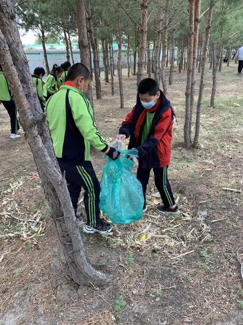 "爱护环境 从我做起"——小城子中心学校拾垃圾环保活动