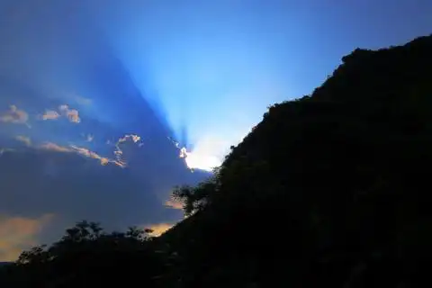 那一束光那瞬间痛的刺眼壁纸