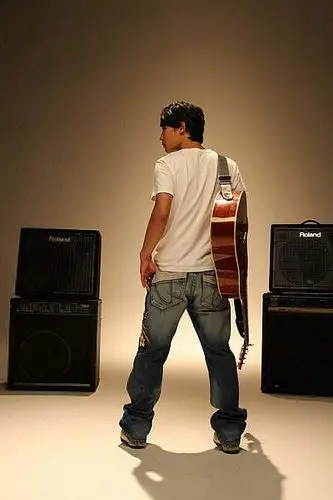 2发行的个人专辑【给你的情书】中,杨瑞代是谁?