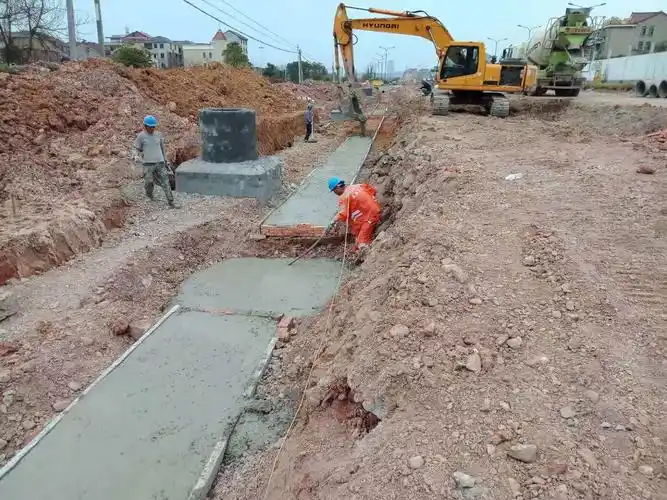 西侧k1 800～k1 880段沟槽平基砼浇筑