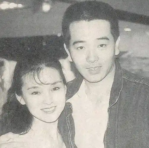 隐婚30年零绯闻,长期吃剩饭菜,一件衣服穿35年,却因直播被骂哭_张晨光