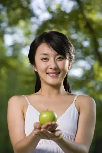 东方人,一个人,公园,微笑,竖图,室外,白天,留白,正面,幸福,苹果,水果,