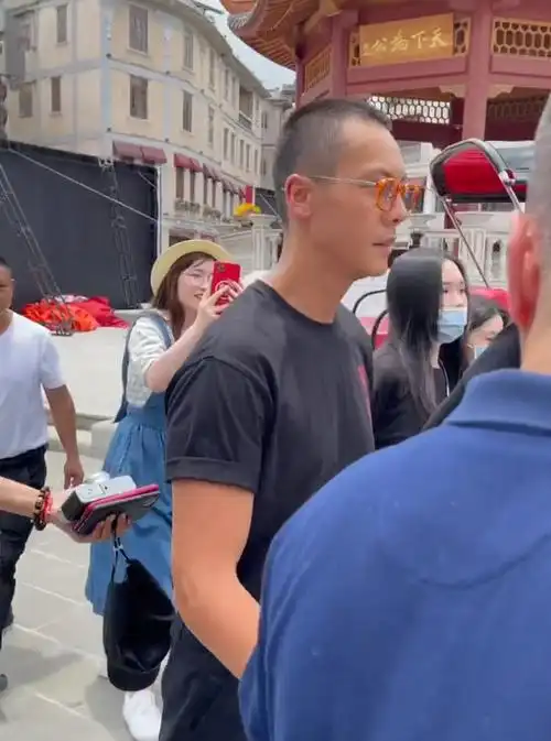 电影暴风开机#陈嘉上执导电影《暴风》在汕头开机,主演陈伟霆现身留