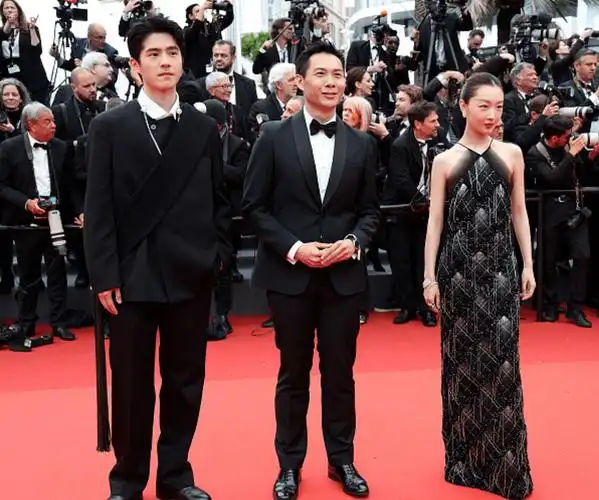 周冬雨刘昊然亮相戛纳红毯!女方偷瞄刘昊然,男方为避嫌自顾自走