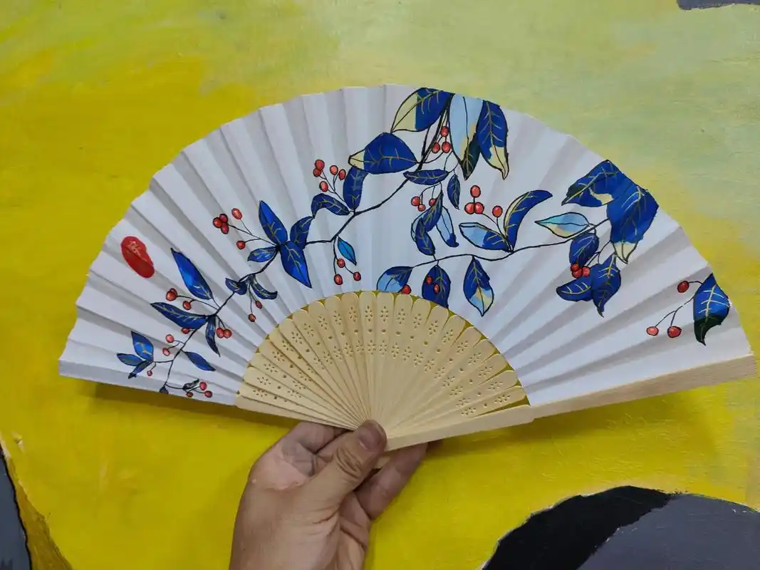 炎热的天气谁会拒绝一把亲手画的扇子呢