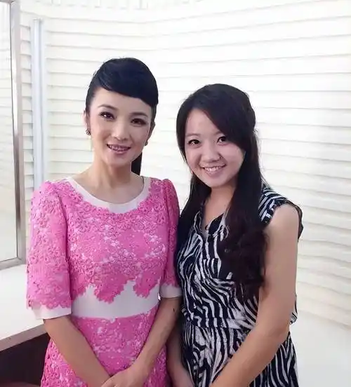 央视主持人管彤:嫁普通丈夫,42岁高龄生子,如今幸福美满