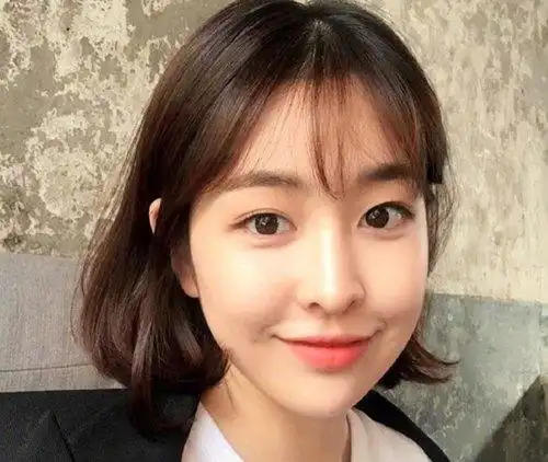 鹅蛋脸女生空气八字刘海 梨花头发型