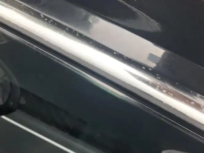 大众迈腾玻璃下面亮条氧化