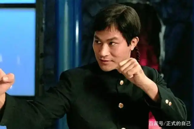 以艺名"屠龙"出道,曾一拳打断成龙鼻子,最强反派狄威近况曝光