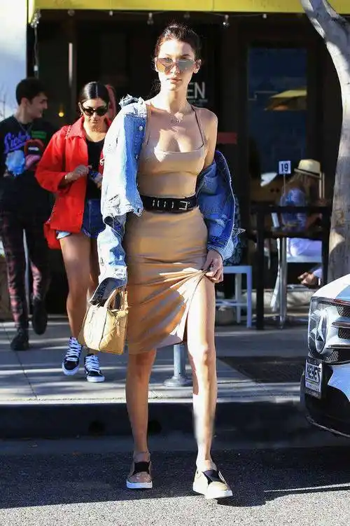 我一直以为女明星们的低胸衣都是不穿内衣,其实真不是这样