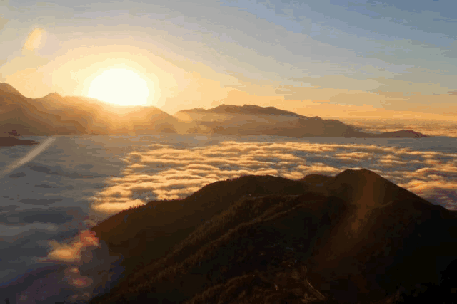 在云端之上,等待新年第一缕曙光↓↓↓云海,星辰触手可及当地称此路是