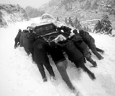 雪灾中震撼人心的十个瞬间(组图)